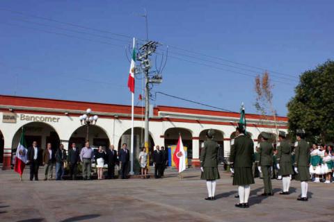 Encabeza Vicente Hernández Roldán Honores a la Bandera en Calpulalpan imagen 9