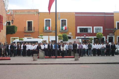 Asiste Ayuntamiento de Tetla al arrió de bandera imagen 4