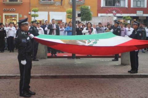 Asiste Ayuntamiento de Tetla al arrió de bandera imagen 3