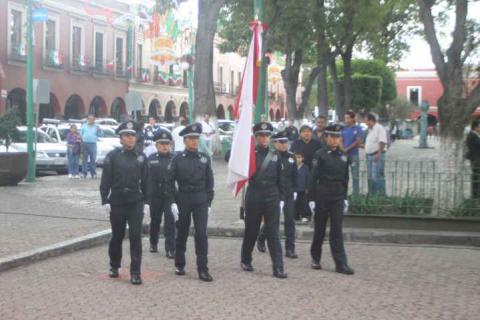Asiste Ayuntamiento de Tetla al arrió de bandera imagen 2