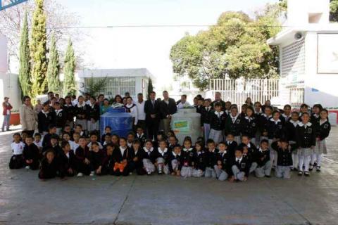 Julio Cesar Álvarez entrega apoyos a escuela primaria