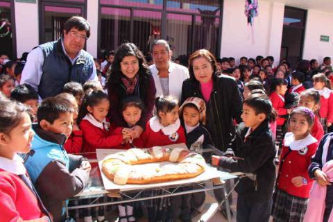 Entrega alcalde de Contla juguetes por el “Día de Reyes” imagen 2
