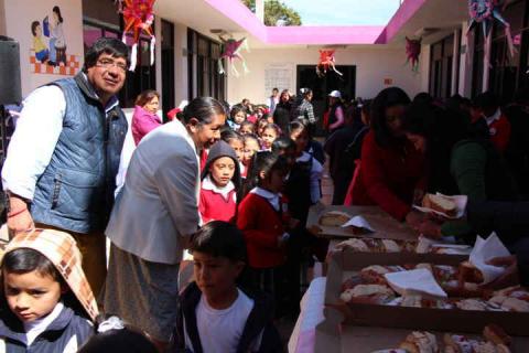 Entrega alcalde de Contla juguetes por el “Día de Reyes” imagen 5