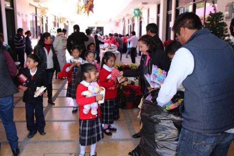 Entrega alcalde de Contla juguetes por el “Día de Reyes” imagen 3
