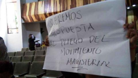 Protestan maestros de la CNTE en el Congreso, exigen atención a su pliego petitorio imagen 1