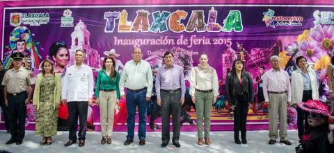 Mariano recibe chiflidos, a Lorena la vitorean