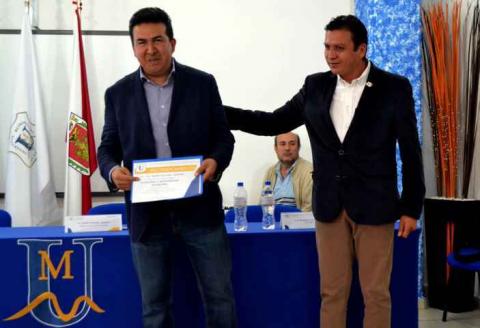 Entrega la UMT reconocimiento a Escobar Jardínez