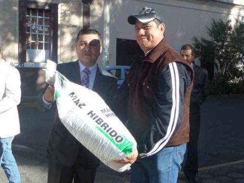 Entregan apoyos a productores de Tetla