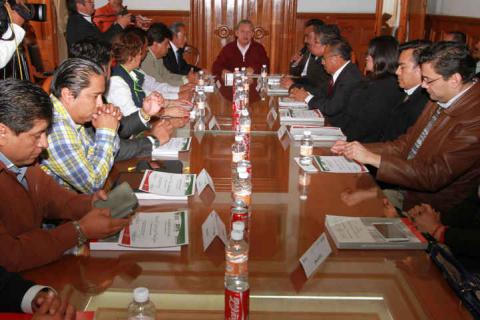 Entregan reconocimientos a Aytos. destacados en Agenda Municipal