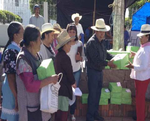 Entrega Senadora Martha Palafox tenis a mujeres de Tlaxcala