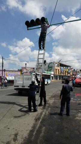 Reparan autoridades semáforos en Zacatelco imagen 3
