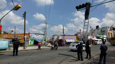 Reparan autoridades semáforos en Zacatelco imagen 1