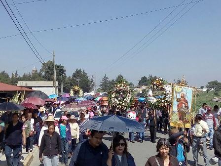 Entre porras y llanto despiden a ex alcalde de Tzompantepec imagen 5