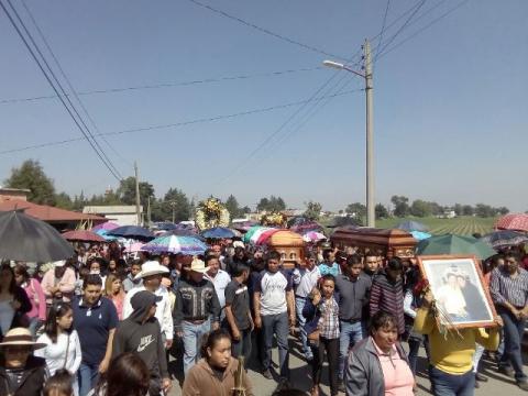 Entre porras y llanto despiden a ex alcalde de Tzompantepec imagen 1