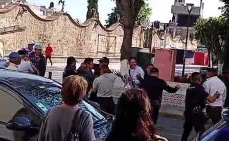 Ex alcalde de Tlaltelulco se lía a golpes con un funcionario del ayuntamiento