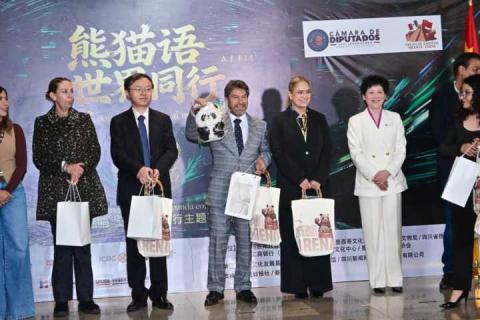 Inaugura Ray Vázquez Conchas la exposición “El arte del panda conectar al mundo” de Wei Xintian imagen 5