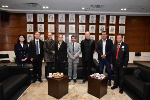 Inaugura Ray Vázquez Conchas la exposición “El arte del panda conectar al mundo” de Wei Xintian imagen 1