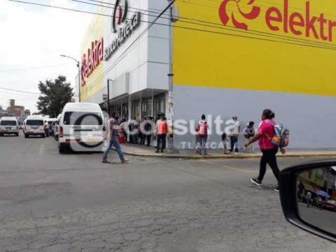 En días de mayor contagio de Covid-19 siguen aglomeraciones en bancos de Apizaco imagen 15