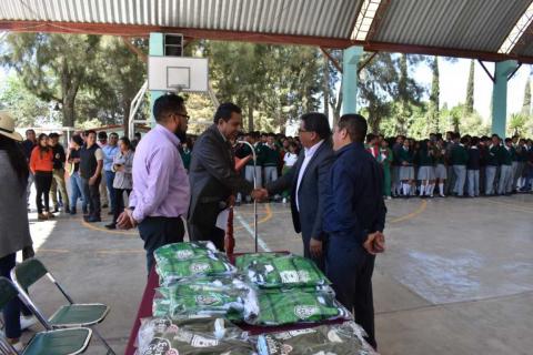 Hacen entrega de uniformes escolares en Secundaria Juan Cuamatziz en Teolocholco imagen 6