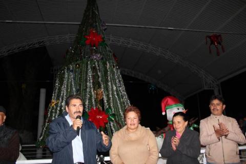 Alcalde fomenta los valores de la navidad con el encendido del Árbol imagen 1