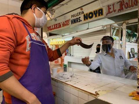 Reparte gobierno de Apizaco caretas a locatarios de mercados imagen 4