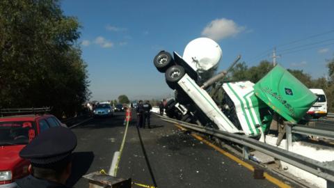 Aparatosa volcadura de un tráiler en la autopista Tlaxcala -Texmelucan imagen 6