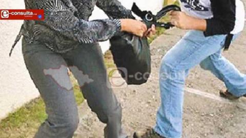 ¡Violento asalto en Apizaco!, despojan a mujer de 160 mp después de salir del banco