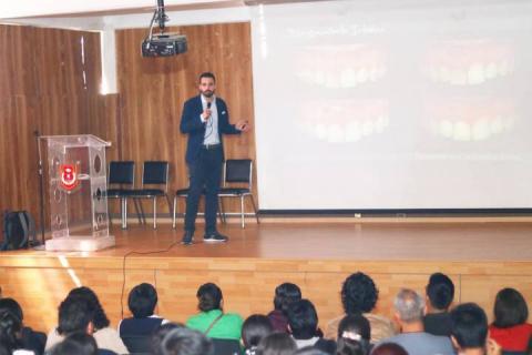 Disertó en la UATx especialista de la Complutense de Madrid