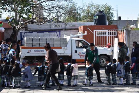 Hacen entrega de uniformes escolares en Secundaria Juan Cuamatziz en Teolocholco imagen 4