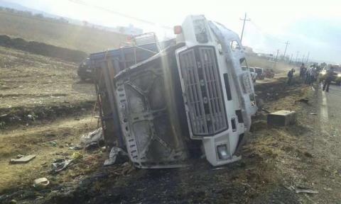 Camión impacta automóvil en Calpulalpan, hay un herido imagen 2