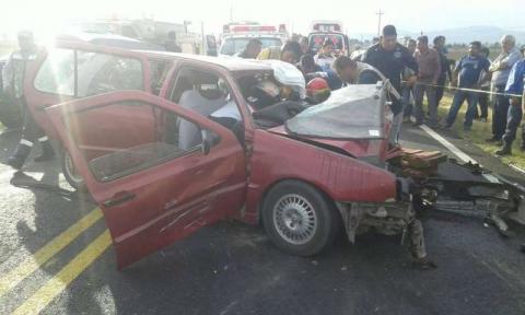 Camión impacta automóvil en Calpulalpan, hay un herido imagen 4