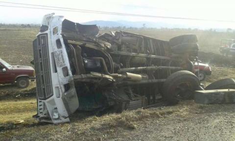 Camión impacta automóvil en Calpulalpan, hay un herido imagen 3
