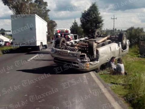 Vuelca camioneta sobre la carretera Tlaxcala- Apizaco imagen 2