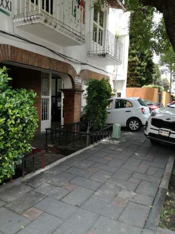 Priístas se roban hasta las banquetas imagen 1