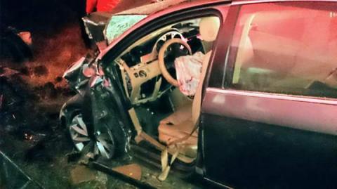 Se estampa automóvil en Boulevard Revolución; ocupantes prensados imagen 3
