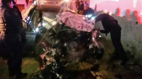 Se estampa automóvil en Boulevard Revolución; ocupantes prensados imagen 4