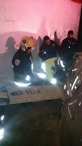 Se estampa automóvil en Boulevard Revolución; ocupantes prensados imagen 2