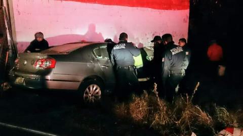 Se estampa automóvil en Boulevard Revolución; ocupantes prensados imagen 1