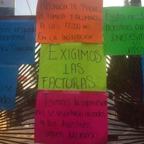 Padres de familia cierran preparatoria CETis 132 en Chiautempan