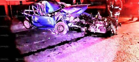 Se acaba su auto y queda prensado por minutos