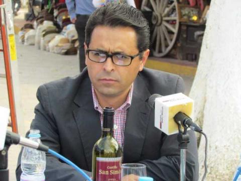 Secretario poeta quiere quedar bien con su patrón y lo tunden