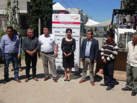 Diputada sinvergüenza presume obras que etiquetó para su papá