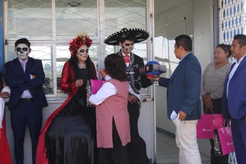 Alcalde de Xiloxoxtla reconoce el talento de estudiantes durante el concurso de ofrendas imagen 1