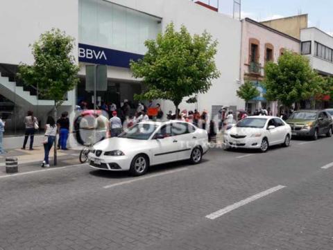 En días de mayor contagio de Covid-19 siguen aglomeraciones en bancos de Apizaco imagen 7