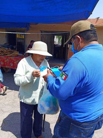 Regalan cubre bocas y gel antibacterial en los tianguis de Tequexquitla imagen 3