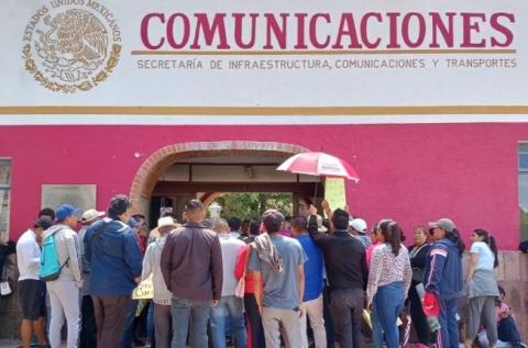 Transportistas se manifiestan en la SICT por la supuesta invasión de rutas e inseguro