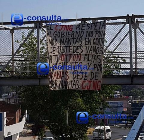 Autoridades niegan carteles; mantas colgadas dicen lo contrario