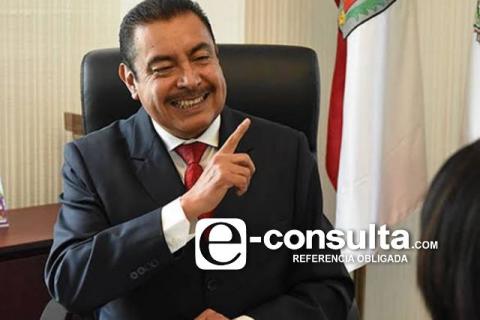 Siguen los negocios en escuelas y Florentino anda más ocupado con la secretaria