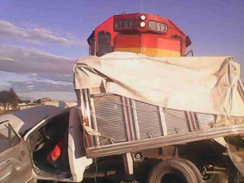 Un muerto y dos heridos saldo de un accidente entre un tren y una camioneta imagen 1