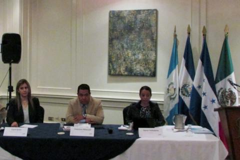 Dicta ombudsman conferencia en Guatemala sobre niñez migrante